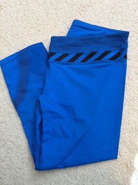 Women’s Vintage Lululemon Bright Blue Crop Leggings with Black Stripe Detail